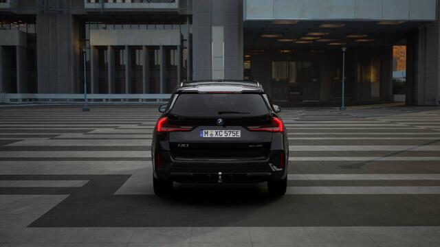BMW iX1 eDrive20 M Sport / Trekhaak / Sportstoelen / M Adaptief onderstel / Parking Assistant / Stoelverwarming