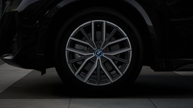 BMW iX1 eDrive20 M Sport / Trekhaak / Sportstoelen / M Adaptief onderstel / Parking Assistant / Stoelverwarming