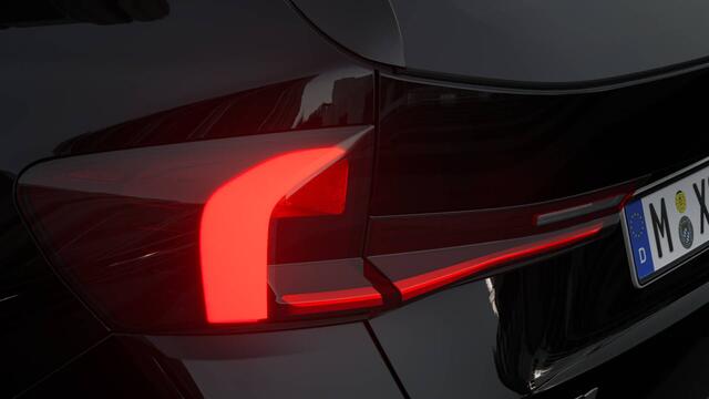 BMW iX1 eDrive20 M Sport / Trekhaak / Sportstoelen / M Adaptief onderstel / Parking Assistant / Stoelverwarming