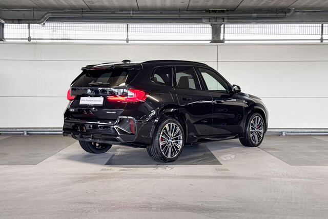 BMW iX1 eDrive20 67 kWh | M Sportpakket Pro | Trekhaak met elektrisch wegklapbare kogel