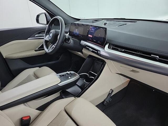 BMW iX1 eDrive20 67 kWh | M-Pakket | NL-Auto | Innovation Pack | BMW Individual Frozen Pure Grey