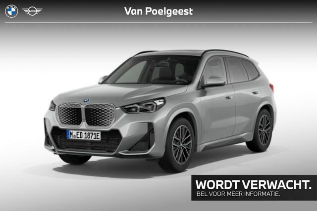 BMW iX1 eDrive20 M-Sport Glazen Schuifdak / Harman Kardon / Comfort Access / Adaptieve LED koplampen / Getinte Ramen / 18 Inch