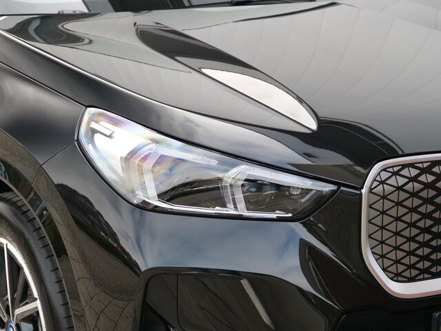 BMW iX1 eDrive20 67 kWh 304 Pk M-sport pakket Pano-dak / Trekhaak / DAB / Navi / Apple Carplay