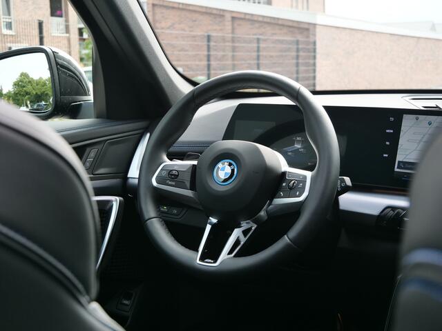 BMW iX1 eDrive20 67 kWh 304 Pk M-sport pakket Pano-dak / Trekhaak / DAB / Navi / Apple Carplay