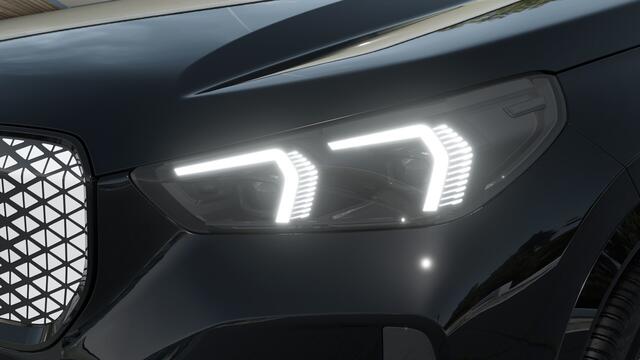 BMW iX1 eDrive20 M Sport / Panoramadak / Trekhaak / Sportstoelen / Achteruitrijcamera / M Adaptief onderstel / Comfort Access / Adaptieve LED