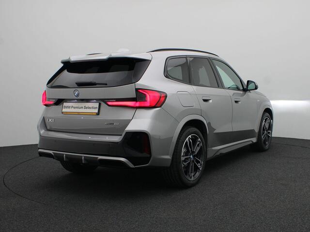 BMW iX1 eDrive20 67 kWh M Sportpakket Pro | Premium Pack | Comfort Pack | Travel Pack | Stuurwielrand Verwarmd | Trekhaak | Panoramadak | Driving Assistant Plus | DAB | Harman Kardon | 19'' | Ekris Selection