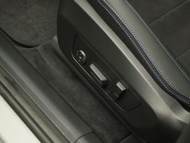 BMW iX1 eDrive20 67 kWh M Sportpakket Pro | Premium Pack | Comfort Pack | Travel Pack | Stuurwielrand Verwarmd | Trekhaak | Panoramadak | Driving Assistant Plus | DAB | Harman Kardon | 19'' | Ekris Selection