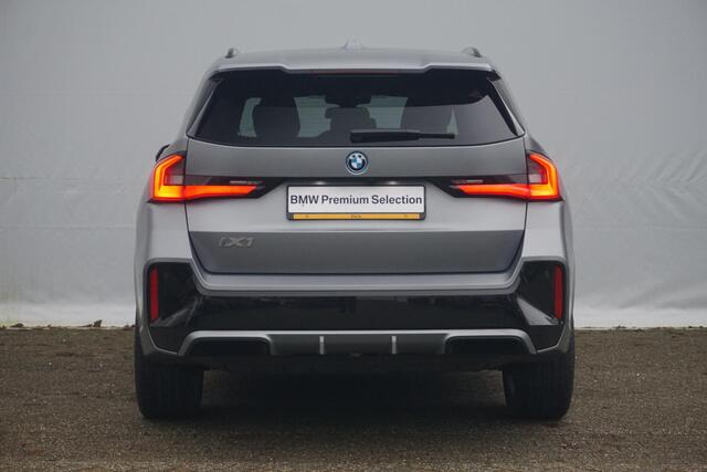 BMW iX1 eDrive20 M Sportpakket 20'' / Harman Kardon / Panoramadak / Comfort Acces / Trekhaak