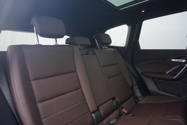 BMW iX1 eDrive20 M Sportpakket 20'' / Harman Kardon / Panoramadak / Comfort Acces / Trekhaak