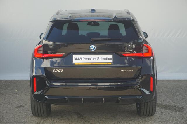 BMW iX1 eDrive20 M Sportpakket Pro 19'' / Panoramadak / Harman Kardon / Stuurwielrand verwarmd / Head-Up Display / Trekhaak