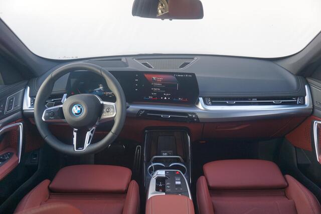 BMW iX1 eDrive20 M Sportpakket Pro 19'' / Panoramadak / Harman Kardon / Stuurwielrand verwarmd / Head-Up Display / Trekhaak