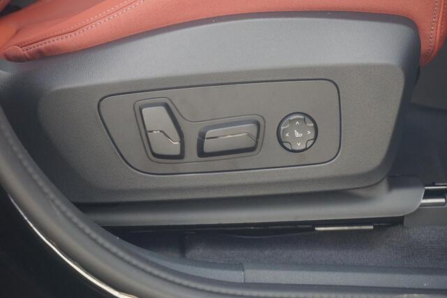 BMW iX1 eDrive20 M Sportpakket Pro 19'' / Panoramadak / Harman Kardon / Stuurwielrand verwarmd / Head-Up Display / Trekhaak