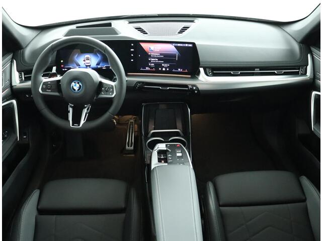 BMW iX1 eDrive20 67 kWh M Sport Edition M Sportpakket Pro | Driving Assistant Plus | Harman-Kardon | Trekhaak | Panoramadak | Parking Assistant Plus | Head-Up Display | M Adaptief onderstel