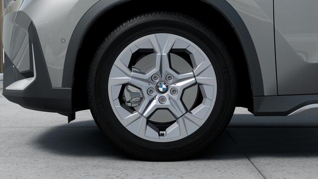 BMW iX1 eDrive20 Pure Edition / Adaptieve LED / Comfort Access / Parking Assistant / Stoelverwarming