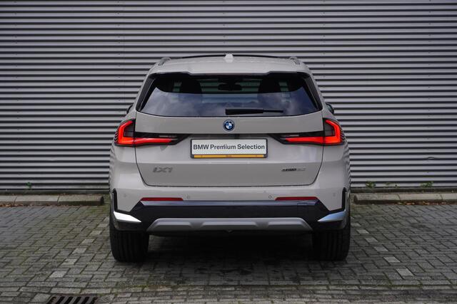 BMW iX1 eDrive20 xLine | Harman-Kardon sound system | BMW Head-Up Display | Parking Assistant Plus | Driving Assistant Plus | Comfort Pack | Trekhaak met elektrisch wegklapbare kogel | Glazen panoramadak