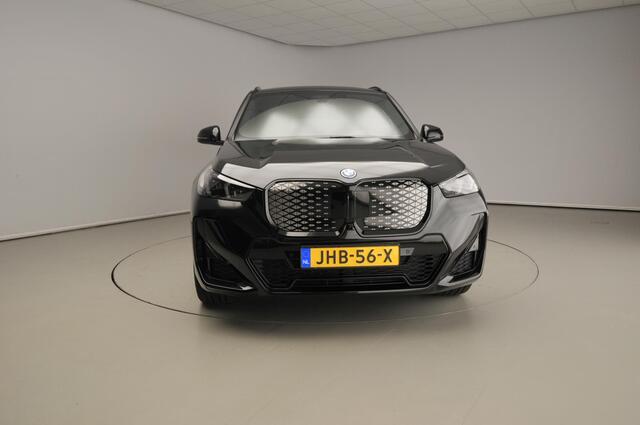 BMW iX1 eDrive20 M-Sportpakket / Trekhaak / Panoramadak / Harman-Kardon / Getint glas / Alu wielen 19 inch
