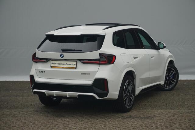 BMW iX1 eDrive20 M Sport | Trekhaak / Panoramadak / Harman Kardon / Cruise control adaptief met Stop&Go / Comfort Access