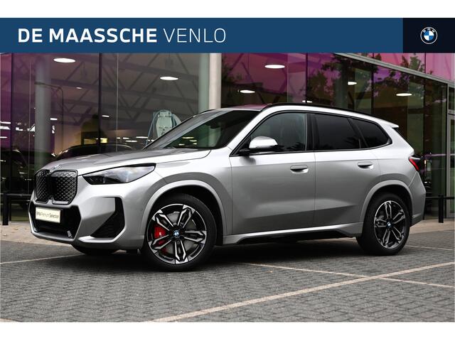 BMW iX1 eDrive20 High Executive M Sport / Panoramadak / Trekhaak / Sportstoelen / M Adaptief onderstel / Comfort Access / Adaptieve LED / Head-Up / Harman-Kardon