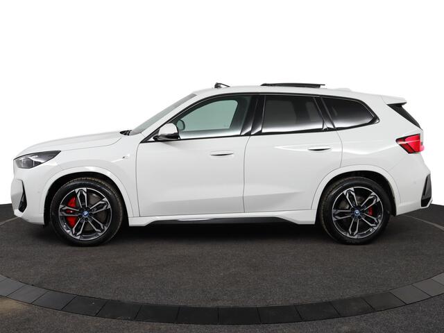 BMW iX1 eDrive20 67 kWh | M Sportpakket Pro | Comfort Access | Glazen Panoramadak | Harman-Kardon | Achteruitrijcamera | M Adaptief onderstel | Verwarmde Voorstoelen