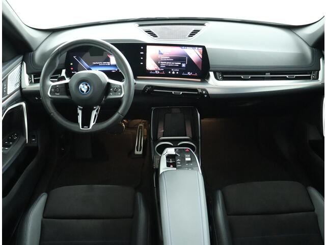 BMW iX1 eDrive20 67 kWh | M Sportpakket Pro | Comfort Access | Glazen Panoramadak | Harman-Kardon | Achteruitrijcamera | M Adaptief onderstel | Verwarmde Voorstoelen
