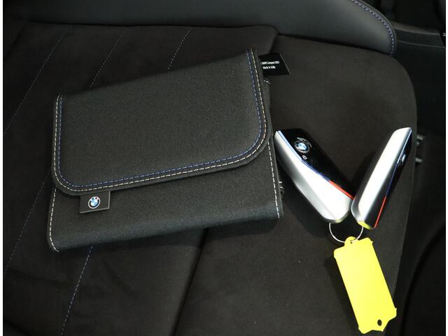 BMW iX1 eDrive20 67 kWh | M Sportpakket Pro | Comfort Access | Glazen Panoramadak | Harman-Kardon | Achteruitrijcamera | M Adaptief onderstel | Verwarmde Voorstoelen