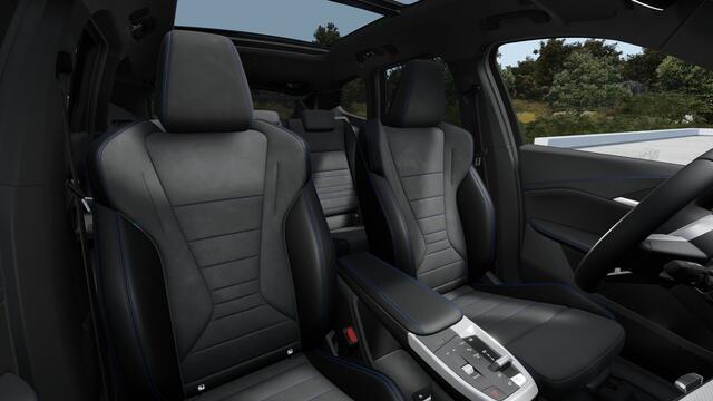 BMW iX1 eDrive20 M Sport / Panoramadak / Trekhaak / Sportstoelen / M Adaptief onderstel / Achteruitrijcamera / Adaptieve LED / Comfort Access