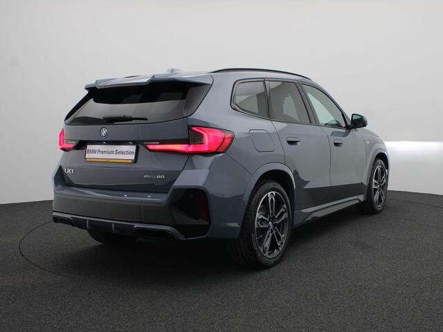 BMW iX1 eDrive20 M Sportpakket Pro | Premium Pack | Comfort Pack | Travel Pack | Stuurwiel Verwarmd | Panoramadak | Elektrisch Verstelbare Stoelen | Driving Assistant Plus | DAB | Harman Kardon | 19'' | Ekris Selection