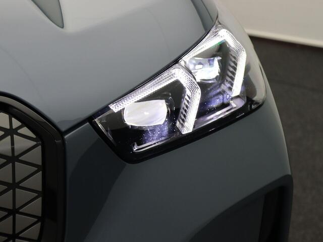 BMW iX1 eDrive20 M Sportpakket Pro | Premium Pack | Comfort Pack | Travel Pack | Stuurwiel Verwarmd | Panoramadak | Elektrisch Verstelbare Stoelen | Driving Assistant Plus | DAB | Harman Kardon | 19'' | Ekris Selection