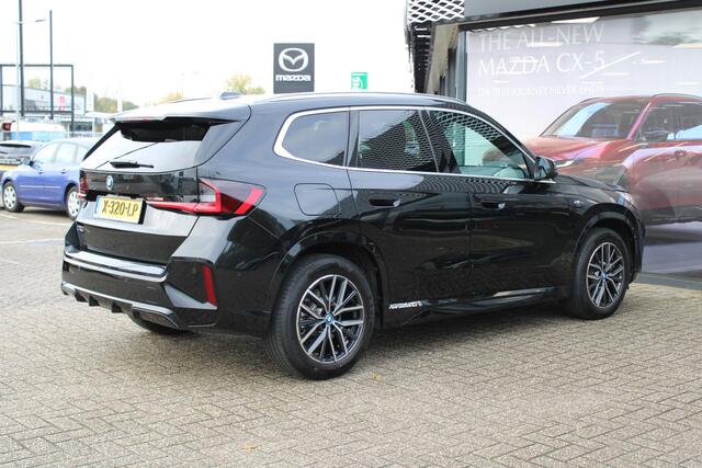 BMW iX1 eDrive20 67 kWh , Automaat, M-Sportpakket, Leder/alcantara Bekleding, Navi, Clima, Camera, Adap.Cruise, Stoelverwarming, Apple Carplay, Andoid Auto, LMV 18 Inch, Dakrails
