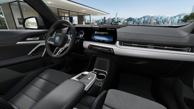 BMW iX1 eDrive20 M Sport / Trekhaak / Sportstoelen / Achteruitrijcamera / M Adaptief onderstel / Comfort Access / Head-Up / Adaptieve LED / Parking Assistant Plus