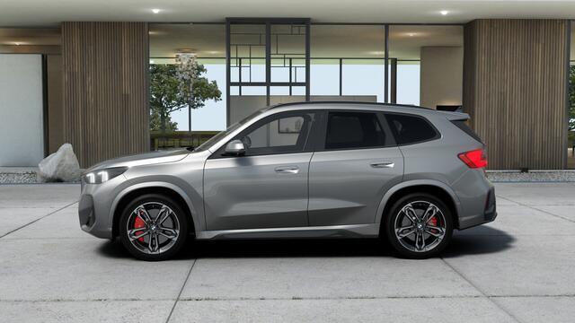 BMW iX1 eDrive20 M Sport / Panoramadak / Trekhaak / Sportstoelen / M Adaptief onderstel / Comfort Access / Head-Up / Adaptieve LED / Parking Assistant Plus