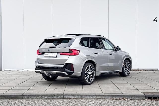 BMW iX1 xDrive30 M-Sport Pro 20 Inch / Glazen Schuifdak / Stoel & Stuurwielrand Verwarming / Driving Assistant / Parking Assistant Plus / Head Up Display / Driving Assistant Plus / Electrische Zwenkhaak / Comfort Acces / Electrisch Verstelbare Voorstoelen / Harma