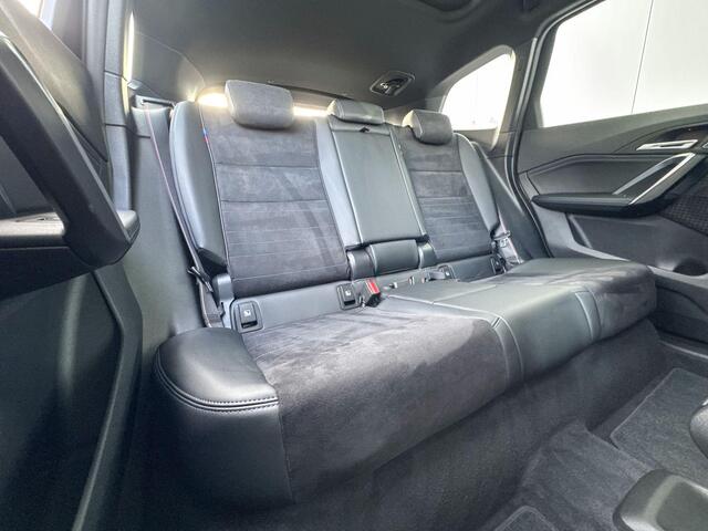 BMW iX1 xDrive30 M-Sport Pro 20 Inch / Glazen Schuifdak / Stoel & Stuurwielrand Verwarming / Driving Assistant / Parking Assistant Plus / Head Up Display / Driving Assistant Plus / Electrische Zwenkhaak / Comfort Acces / Electrisch Verstelbare Voorstoelen / Harma