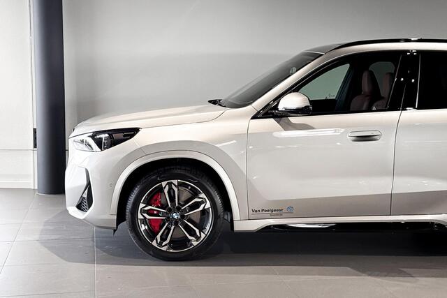 BMW iX1 eDrive20 67 kWh | M Sport | Glazen Panoramadak | Harman Kardon | Trekhaak |