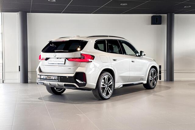 BMW iX1 eDrive20 67 kWh | M Sport | Glazen Panoramadak | Harman Kardon | Trekhaak |