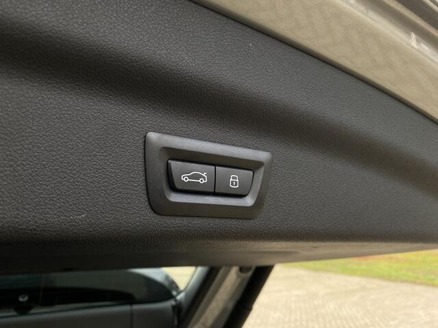 BMW iX1 xDrive30 Launch Edition / Pano / head-up