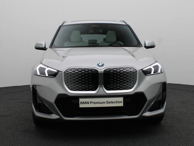 BMW iX1 eDrive20 M Sport Edition | Premium Pack | Comfort Pack | Travel Pack | Trekhaak | Panoramadak | Elektrisch Verstelbare Sportstoelen | Harman Kardon | 19''