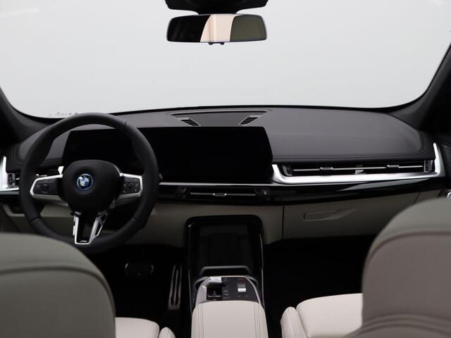 BMW iX1 eDrive20 M Sport Edition | Premium Pack | Comfort Pack | Travel Pack | Trekhaak | Panoramadak | Elektrisch Verstelbare Sportstoelen | Harman Kardon | 19''