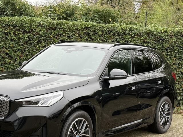 BMW iX1 eDrive20 | M-Sport | 18'' | Camera | Panorama | Getint Glas | Stoelverw.