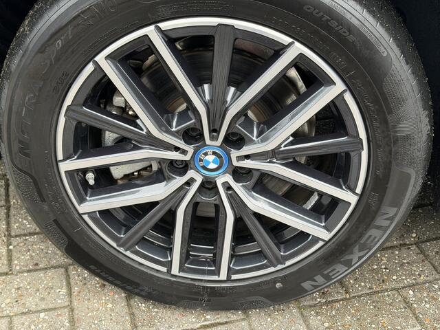 BMW iX1 xDrive30 M sport 67 kWh Pano-Dak | Leer | Stoelverw.