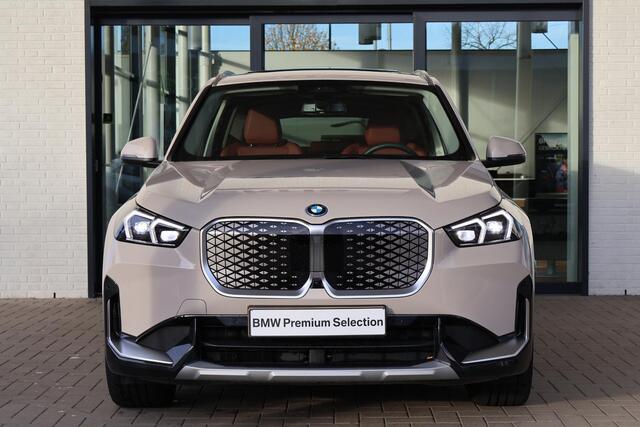 BMW iX1 eDrive20 67 kWh M Sport Edition | Glazen Panoramadak | Trekhaak Elektrisch | Stuur- en stoelverwarming | Stoelen Elektrisch met Massage | Active Cruise Control | Head-Up Display | Harman Kardon