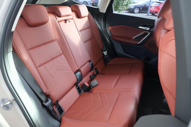 BMW iX1 eDrive20 67 kWh M Sport Edition | Glazen Panoramadak | Trekhaak Elektrisch | Stuur- en stoelverwarming | Stoelen Elektrisch met Massage | Active Cruise Control | Head-Up Display | Harman Kardon