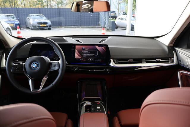 BMW iX1 eDrive20 67 kWh M Sport Edition | Glazen Panoramadak | Trekhaak Elektrisch | Stuur- en stoelverwarming | Stoelen Elektrisch met Massage | Active Cruise Control | Head-Up Display | Harman Kardon