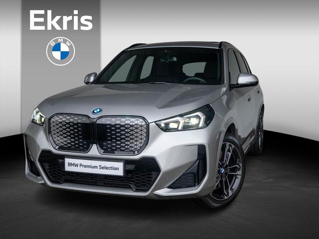 BMW iX1 eDrive20 | M Sportpakket Pro | Premium Pack | Stuurwielrand verwarmd | Comfort Access | Achteruitrijcamera | Panoramadak | Stoelverwarming | Trekhaak