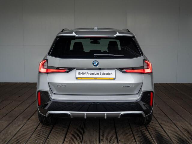 BMW iX1 eDrive20 | M Sportpakket Pro | Premium Pack | Stuurwielrand verwarmd | Comfort Access | Achteruitrijcamera | Panoramadak | Stoelverwarming | Trekhaak