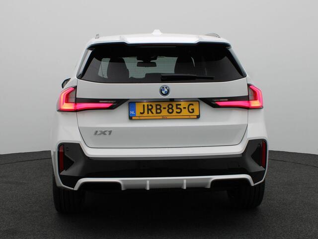 BMW iX1 eDrive20 M Sportpakket Pro | Premium Pack | Comfort Pack | Travel Pack | Stuurwielrand Verwarmd | Panoramadak | Elektrisch Verstelbare Sportstoelen | Harman Kardon | 19''