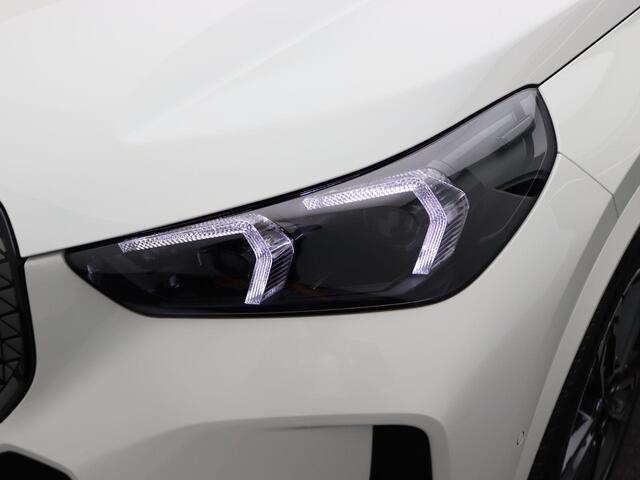 BMW iX1 eDrive20 M Sportpakket Pro | Premium Pack | Comfort Pack | Travel Pack | Stuurwielrand Verwarmd | Panoramadak | Elektrisch Verstelbare Sportstoelen | Harman Kardon | 19''