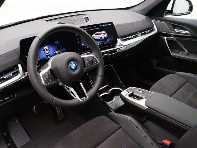BMW iX1 eDrive20 M Sportpakket Pro | Premium Pack | Comfort Pack | Travel Pack | Stuurwielrand Verwarmd | Panoramadak | Elektrisch Verstelbare Sportstoelen | Harman Kardon | 19''