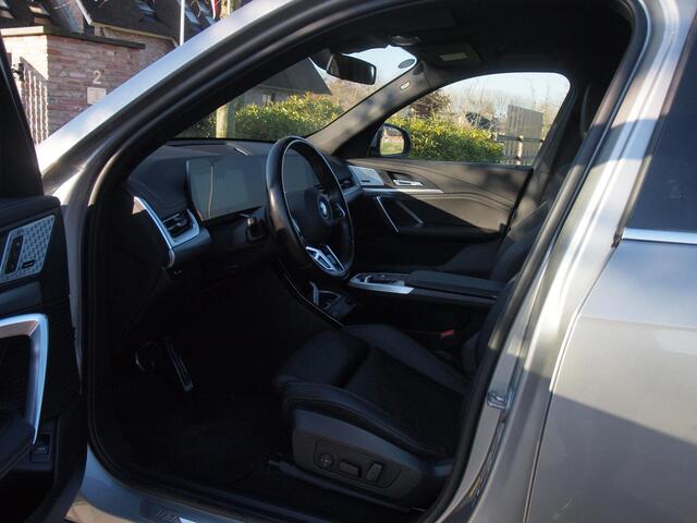 BMW iX1 xDrive30 Launch Edition 67 kWh | M-Pakket | Harman Kardon | Sfeerverlichting | Camera | Apple Carplay | NL-Auto |