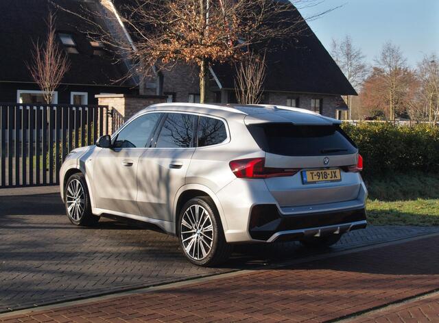 BMW iX1 xDrive30 Launch Edition 67 kWh | M-Pakket | Harman Kardon | Sfeerverlichting | Camera | Apple Carplay | NL-Auto |